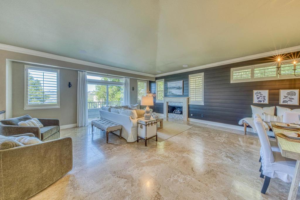 10618 Hillside Lane