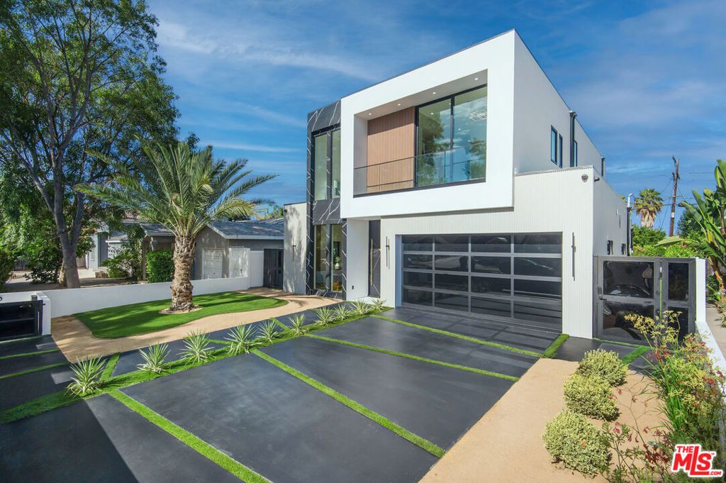 Photo of 5132 Lindley Avenue, Encino, CA 91316 (MLS # 25602851)