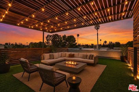 Photo of 802 Indiana Avenue, Venice, CA 90291 (MLS # 26832449)