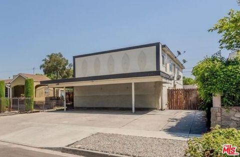 Photo of 2210 S Sycamore Avenue #3, Los Angeles, CA 90016 (MLS # 26664899)