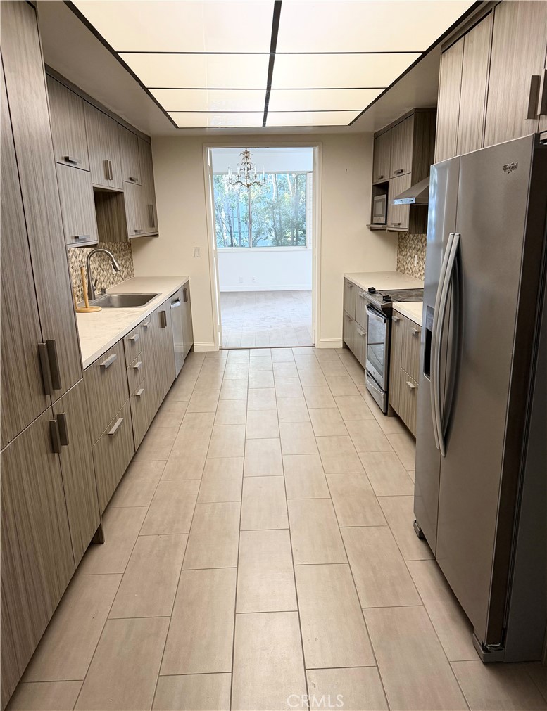 241 S Reeves Drive 302