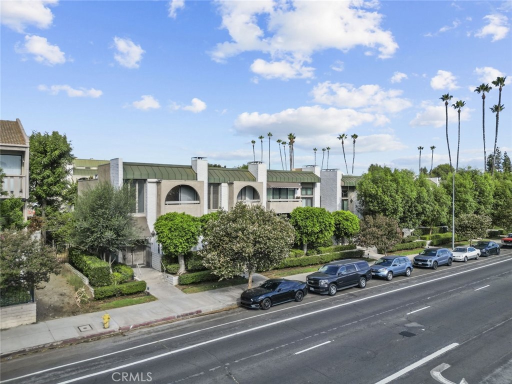 Welcome to Encino Spa East, a gated community offering comfort and convenience in the heart of Encino. This 3 bedroom, 2.5 bathroom townhome features over 2075 square feet of living space. The residence was renovated in 2016 with updated kitchen and bathroom finishes, in unit laundry, and direct access to an attached 2 car garage.
The main level includes a spacious open layout with high ceilings and pool views, ideal for gatherings. Upstairs, the primary suite provides a spa inspired bathroom and generous closet space, with two additional bedrooms completing the floor.
Community amenities include a pool, spa, fitness center, and recreation room with kitchenette. HOA dues cover water, basic cable, and earthquake insurance. Located minutes from Ventura Boulevard dining, shopping, and freeway access, this home offers both space and convenience.
