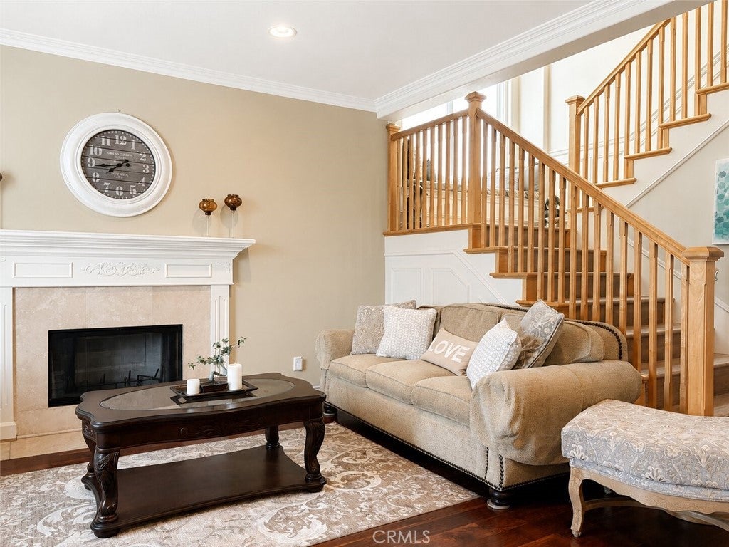 7027 N Muscatel