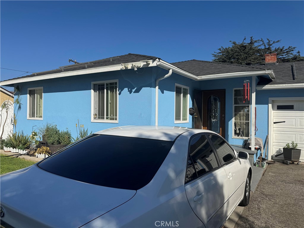 3 bedrooms 1 bathroom 1 car garage, in a cul-de-sac street in the center location of the city Downey, close to shopping centers, schools, bank, hospital.
driveway to access the rear yard. Additional detached storage room. Rear yard with artificial grass, front yard with sprinkles. kitchen and floors need an update.