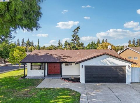 Photo of 32226 Crest Ln Ln, Union City, CA 94587 (MLS # 41114850)