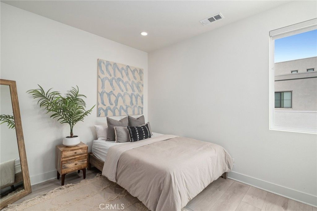 listing image 130728866803497210871