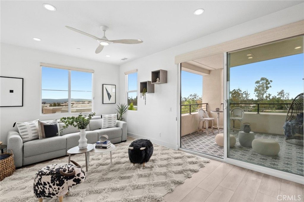 listing image 130720596386047520903