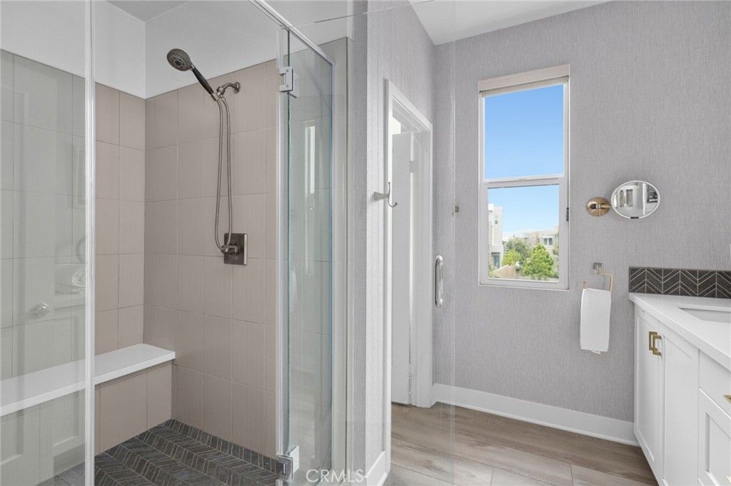 listing image 130721717663719719548