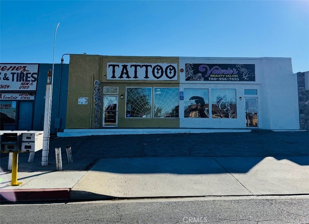 Main image without alt text