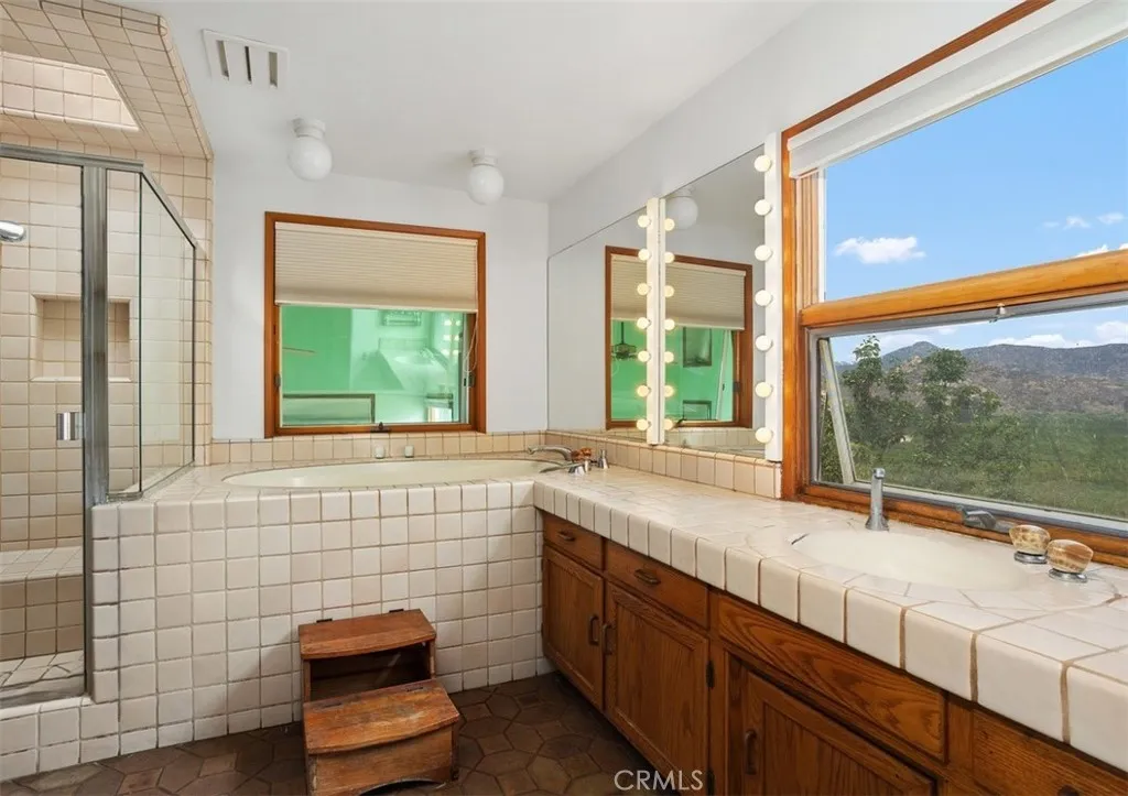 Fallbrook, California 92028, United States, 5 Bedrooms Bedrooms, ,3 BathroomsBathrooms,Residential,Active,213249