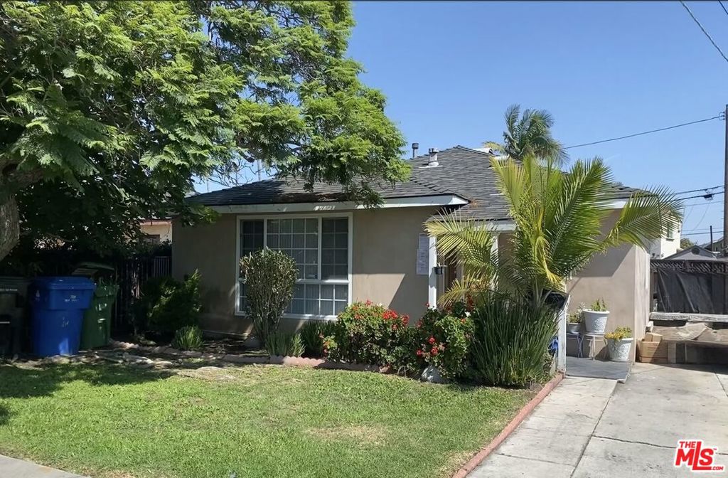 NO SIGN. PLEASE DO NOT DISTURB TENANTS. CHARMING DUPLEX. CENTRAL TORRANCE LOCATION. BOTH UNITS HAVE TWO ENTRIES. DRIVEWAY FOR OFF STREET PARKING. FRONT HAS A/C. EXCELLENT OPPORTUNITY FOR FIRST TIME INVESTORS OR OWNER OCCUPY ONE HOUSE AND LIVE IN THE OTHER. INSIDE SHOWN WITH ACCEPTED OFFER.