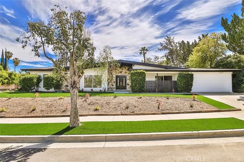 Photo of 23540 Kivik St, Woodland Hills, CA 91367 (MLS # SR26050350)