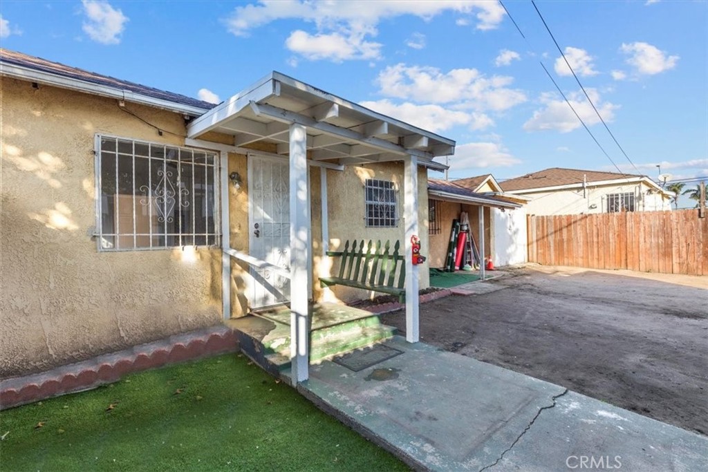 Welcome to this bright and inviting 2-bedroom, 1-bath home offering comfort, privacy, and a convenient central location. Enjoy your own private yard—ideal for weekend BBQs, gardening, or simply soaking up the LA sunshine. Situated just minutes from SoFi Stadium, the Kia Forum, and the new Intuit Dome, this home keeps you close to exciting entertainment, shopping, and dining options. Easy access to the 105 and 110 freeways makes commuting to Downtown LA, Inglewood, or the South Bay simple and convenient. A great opportunity to lease a cozy single-family home in a growing, centrally located neighborhood!