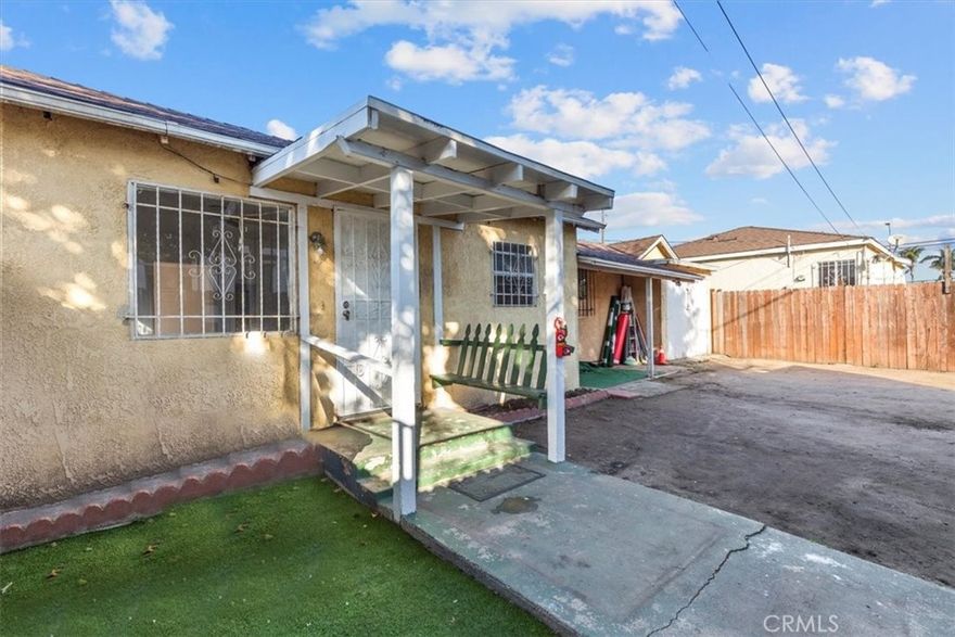 Welcome to this bright and inviting 2-bedroom, 1-bath home offering comfort, privacy, and a convenient central location. Enjoy your own private yard—ideal for weekend BBQs, gardening, or simply soaking up the LA sunshine. Situated just minutes from SoFi Stadium, the Kia Forum, and the new Intuit Dome, this home keeps you close to exciting entertainment, shopping, and dining options. Easy access to the 105 and 110 freeways makes commuting to Downtown LA, Inglewood, or the South Bay simple and convenient. A great opportunity to lease a cozy single-family home in a growing, centrally located neighborhood!