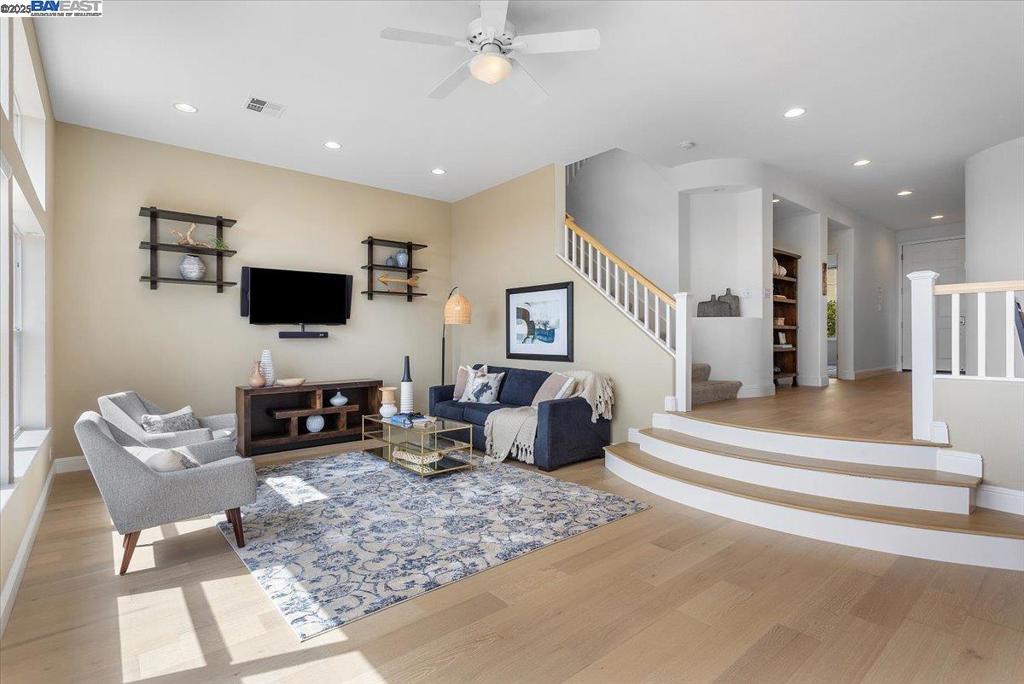 PALOMARES HILLS - Residential