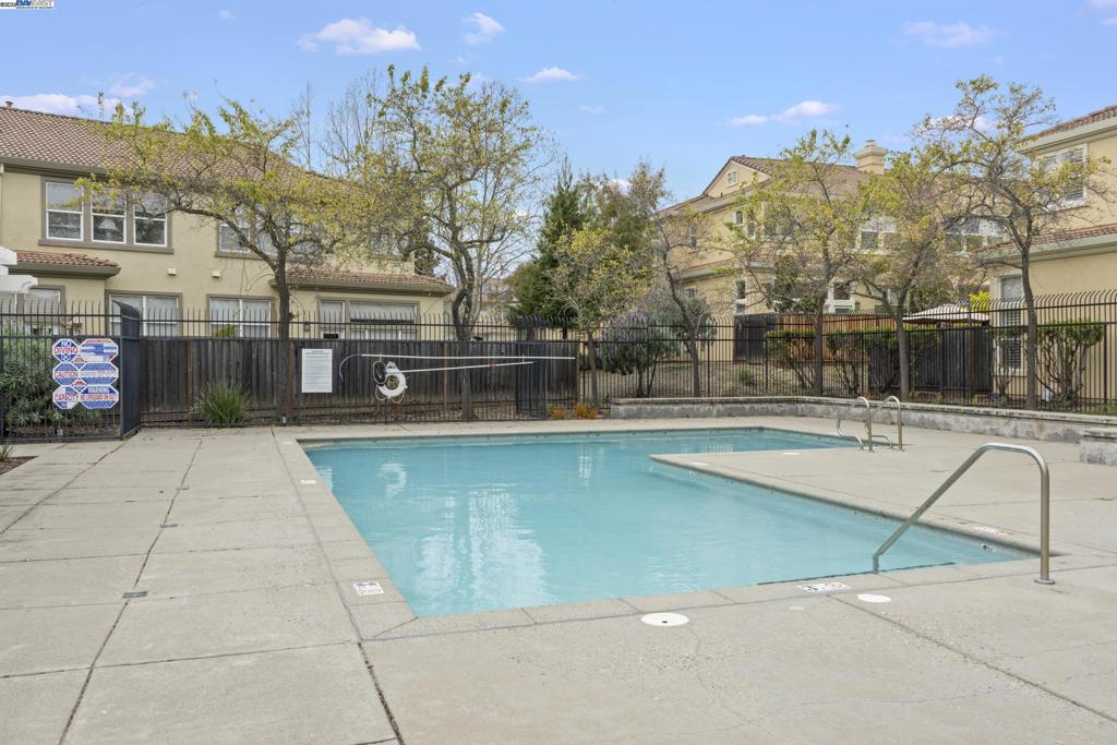 PALOMARES HILLS - Residential