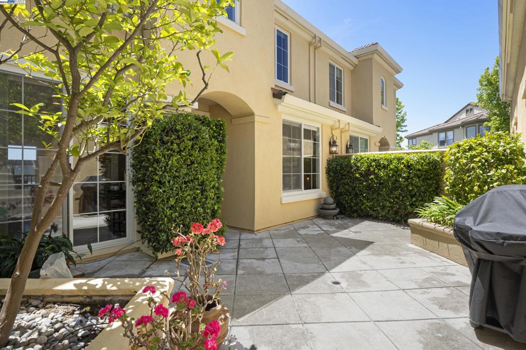 PALOMARES HILLS - Residential