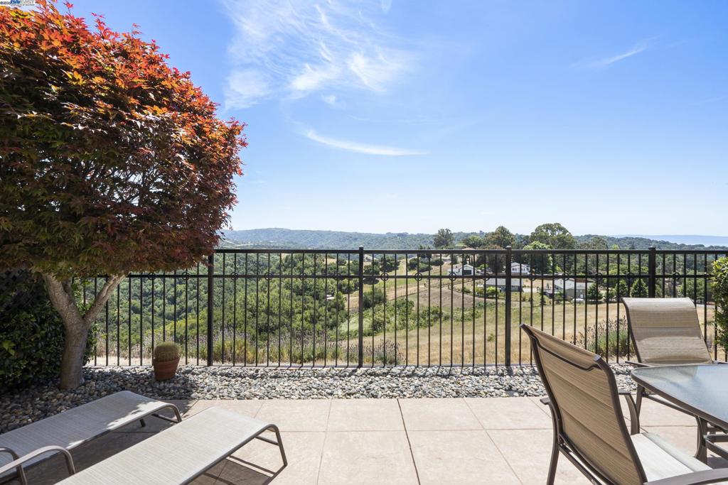 PALOMARES HILLS - Residential
