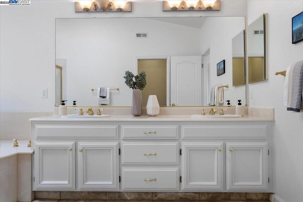 PALOMARES HILLS - Residential