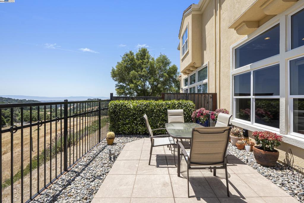PALOMARES HILLS - Residential