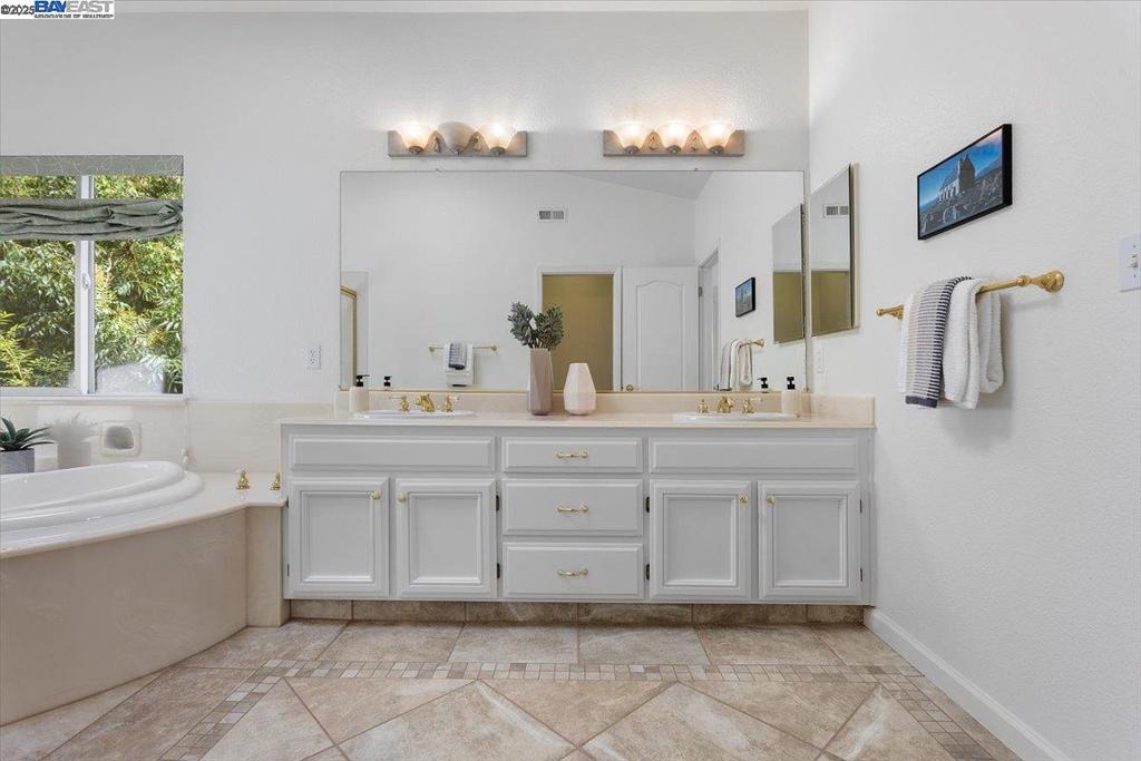 PALOMARES HILLS - Residential