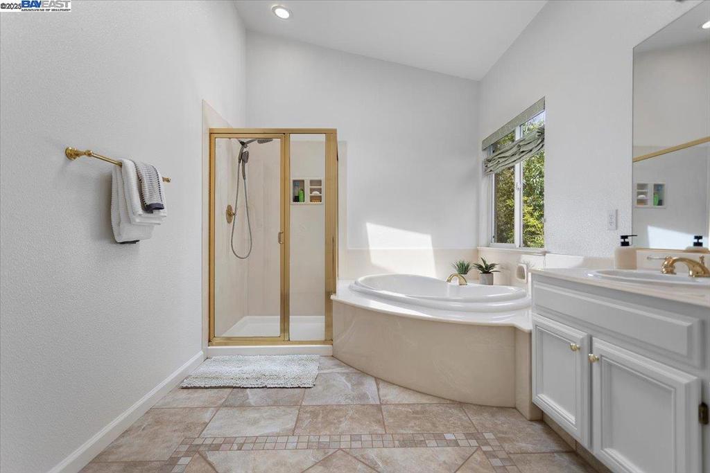 PALOMARES HILLS - Residential