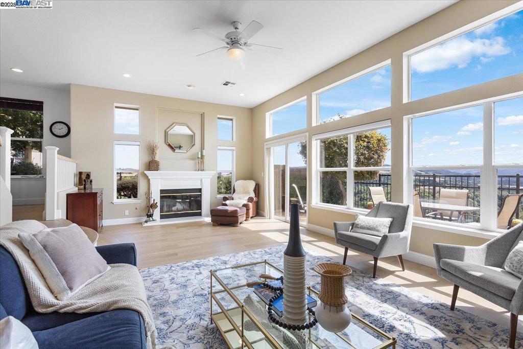 PALOMARES HILLS - Residential