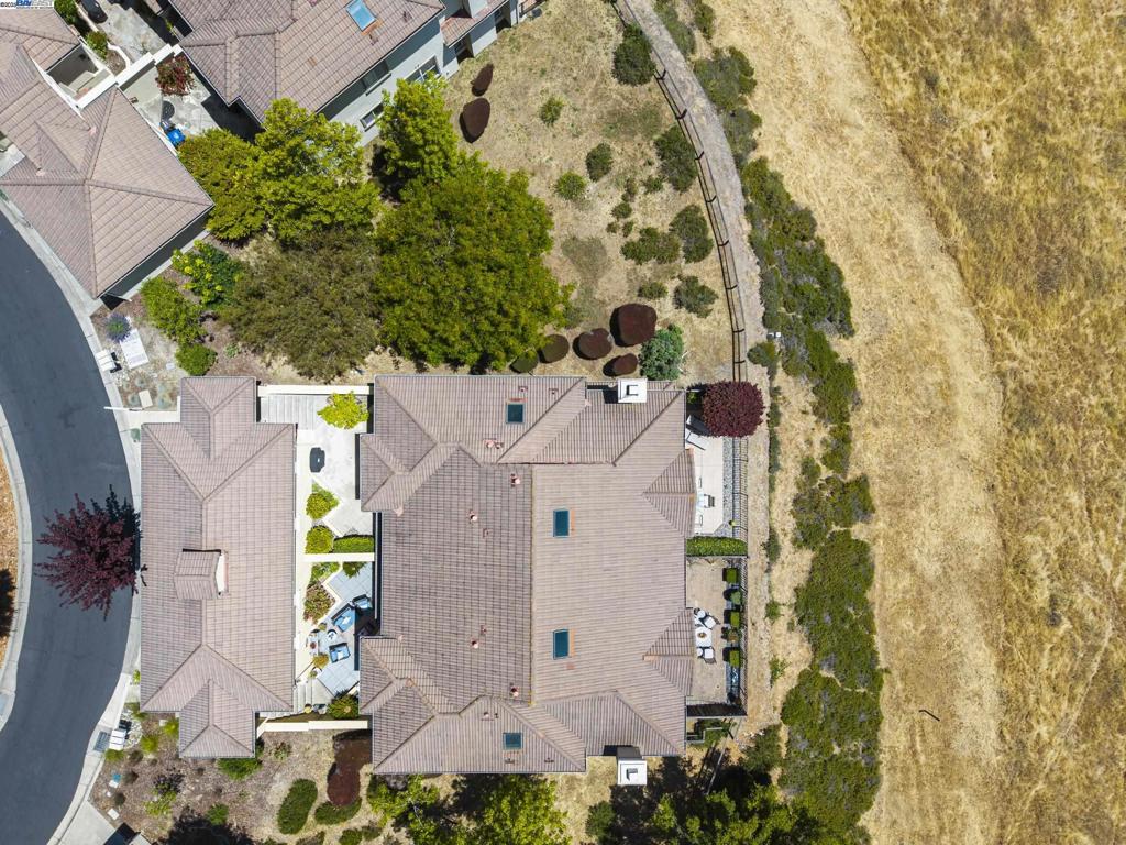 PALOMARES HILLS - Residential