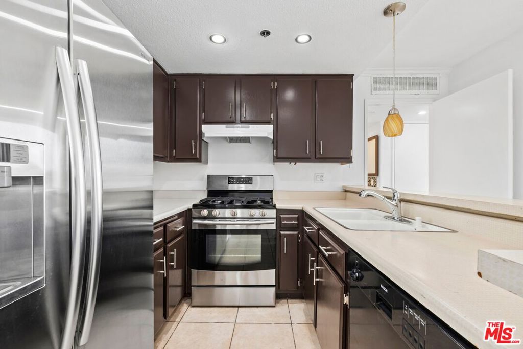 5143 Bakman Avenue 406