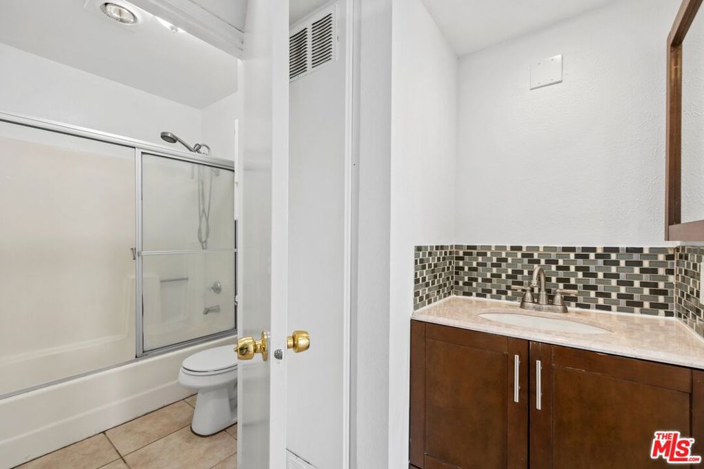 5143 Bakman Avenue 406