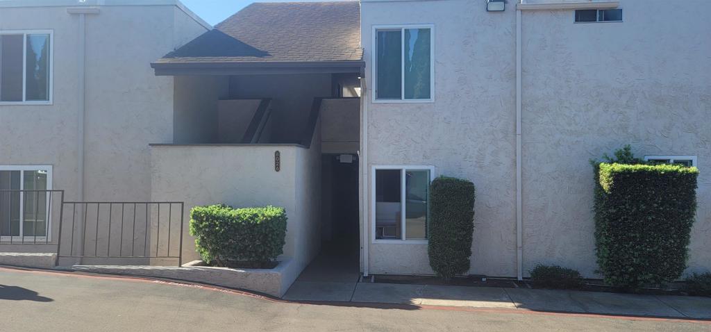 Freshly painted and new carpet unit in the central heart of Linda Vista, and short distance to the hospitals, freeways, and restaurants in the Convoy area.