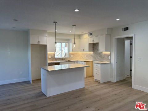 Photo of 1546 S Ogden Drive #B, Los Angeles, CA 90019 (MLS # 26665925)