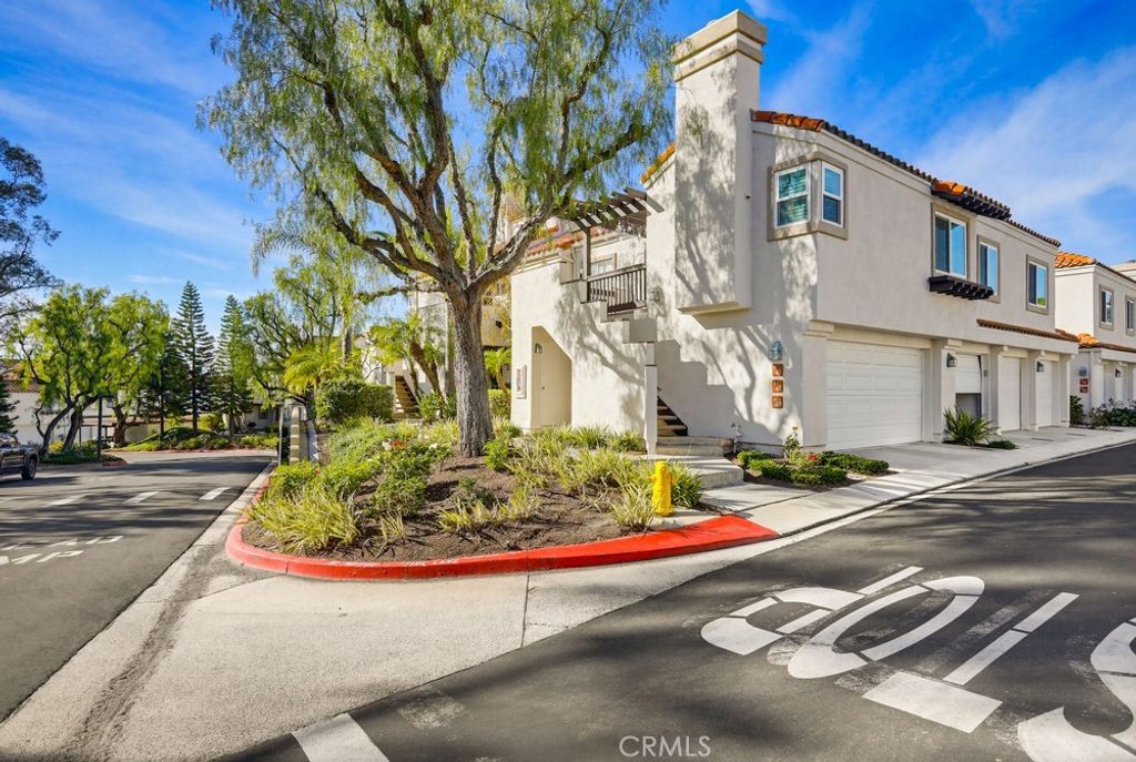 Photo of 47 Via Lavendera, Rancho Santa Margarita, CA 92688 (MLS # OC26014305)