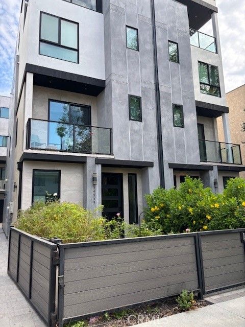 Photo of 14553 Benefit Street, Sherman Oaks, CA 91403 (MLS # SR26064405)