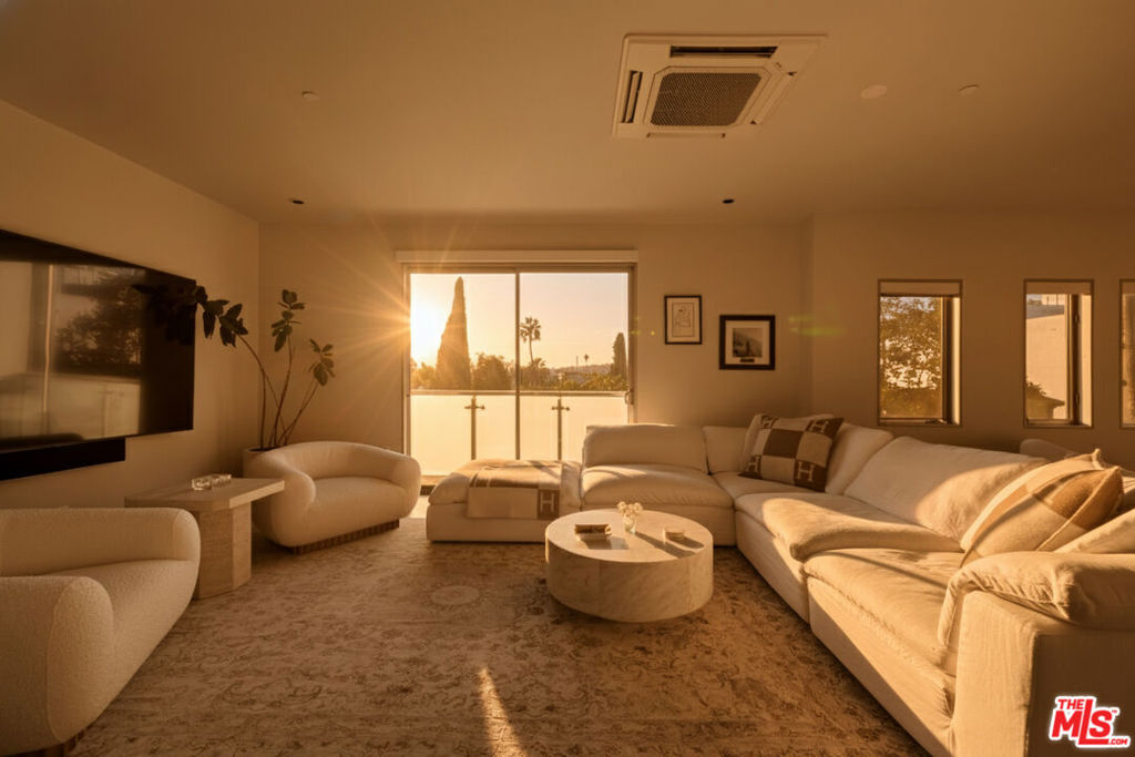 928 N Croft Avenue 304