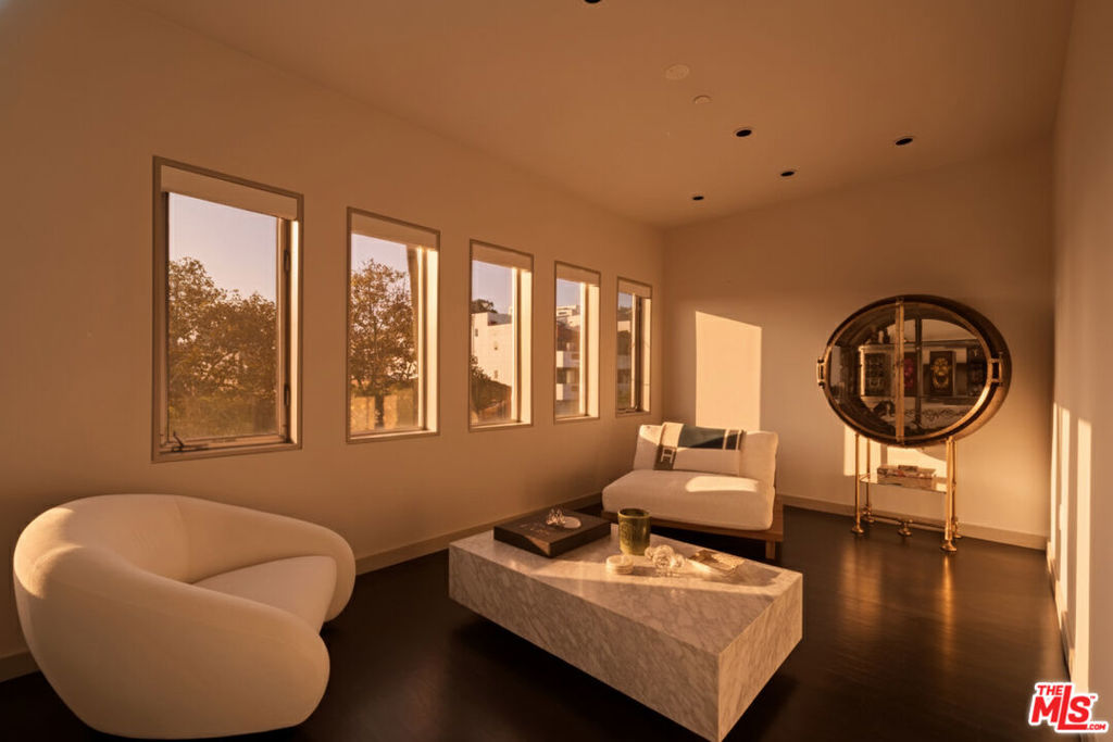 928 N Croft Avenue 304