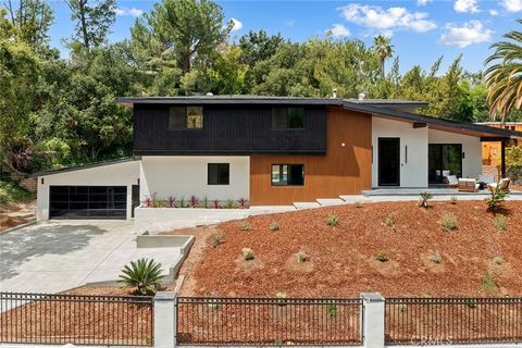Photo of 4041 Vanalden Avenue, Tarzana, CA 91356 (MLS # SR26103172)