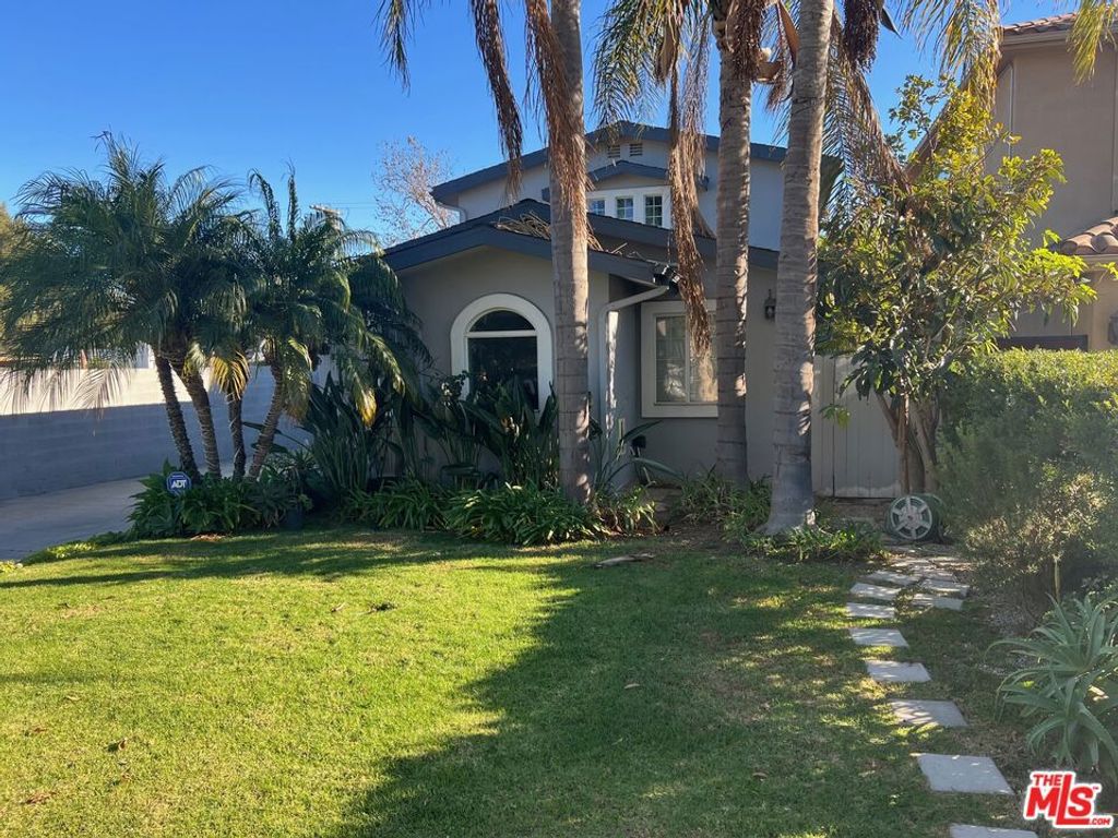 Photo of 10824 Westminster Avenue, Los Angeles, CA 90034 (MLS # 25600477)