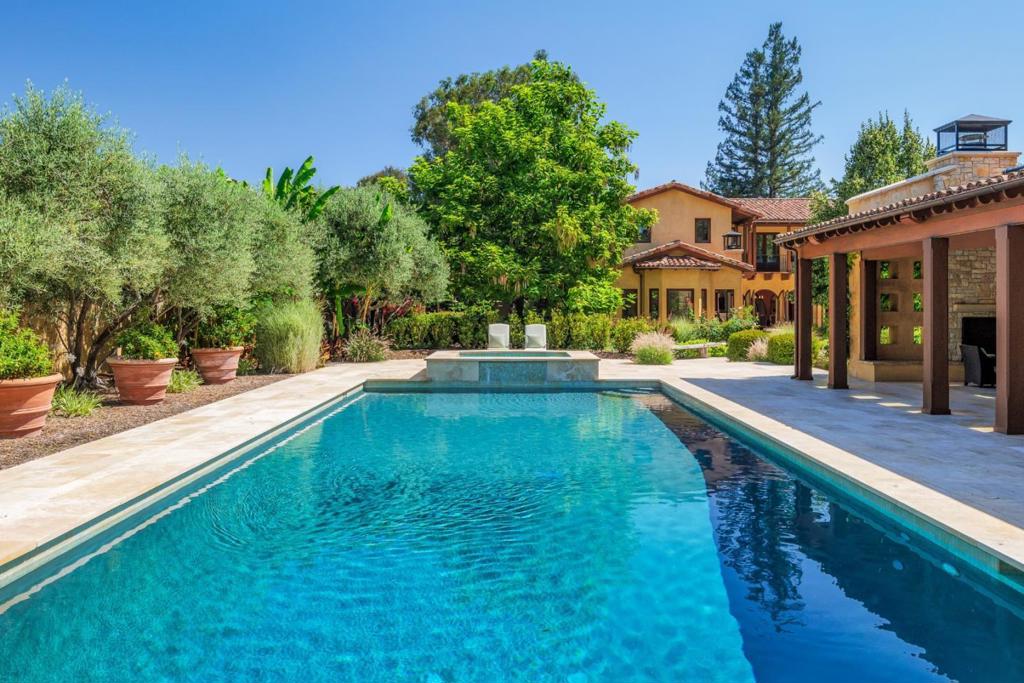 995 Matadero Avenue