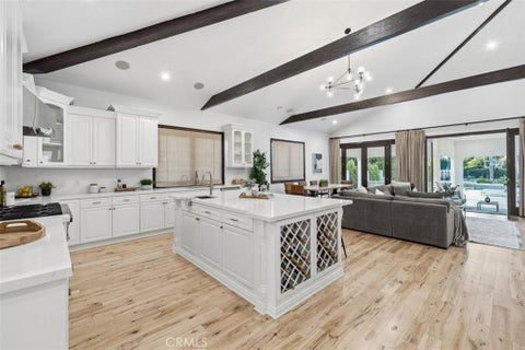 Photo of 22953 Oxnard Street, Woodland Hills, CA 91367 (MLS # SR26179196)