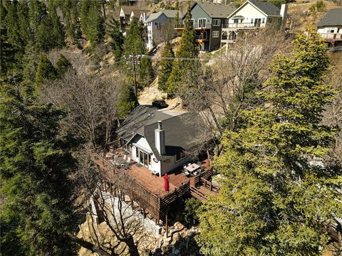 Photo of 915 Trinity Dr, Lake Arrowhead, CA 92352 (MLS # IG26052978)