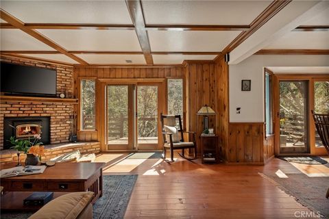 Photo of 915 Trinity Dr, Lake Arrowhead, CA 92352 (MLS # IG26052978)