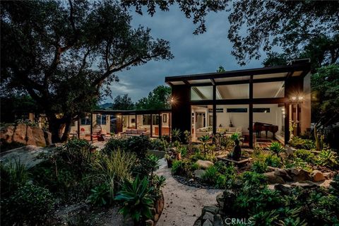 Photo of 132 Stagecoach Rd, Bell Canyon, CA 91307 (MLS # SR26028976)