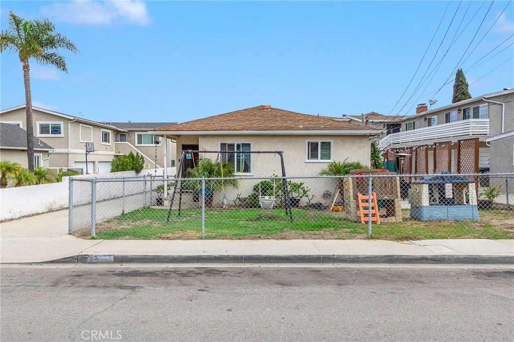 Photo of 2615 Rockefeller Ln, Redondo Beach, CA 90278 (MLS # SB25231888)