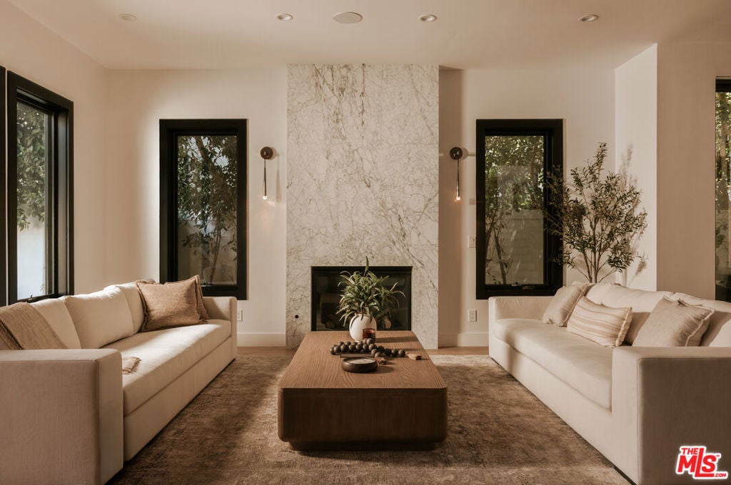 4447 N Camellia