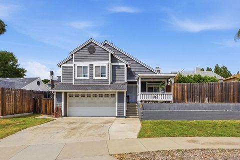 Photo of 956 Mariposa Place Pl, Escondido, CA 92026 (MLS # 260008696SD)