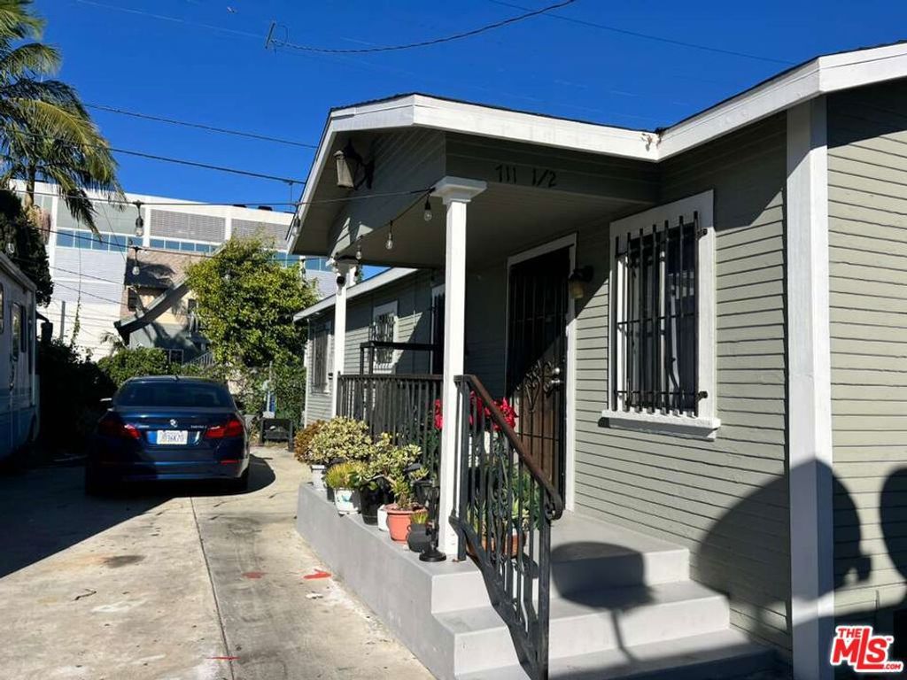 Photo of 711 W 41st Street, Los Angeles, CA 90037 (MLS # 26637149)