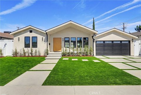 Photo of 12509 Emelita St, Valley Village, CA 91607 (MLS # SR26081744)