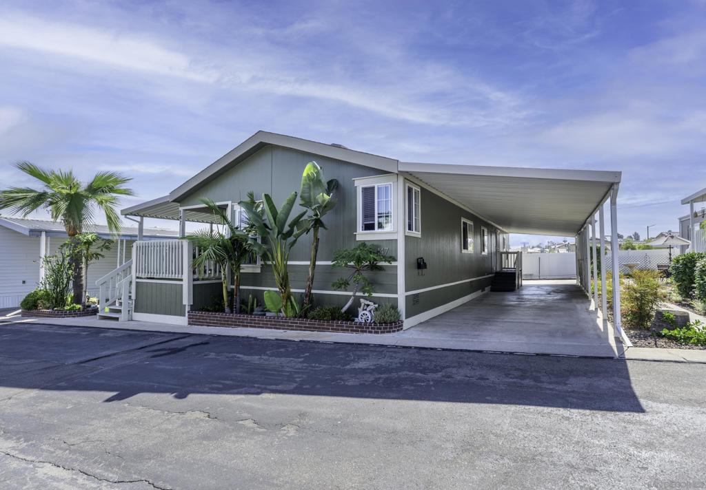 Beautifully remodeled 2BR/2BA + den in a vibrant 55+ community! Enjoy quartz countertops, stainless steel appliances, light gray flooring, and a bright open layout. Relax on the wrap-around porch or take advantage of amenities like the indoor pool, spa, and clubhouse all just minutes from Mission Trails, Santee Lakes, and shopping.