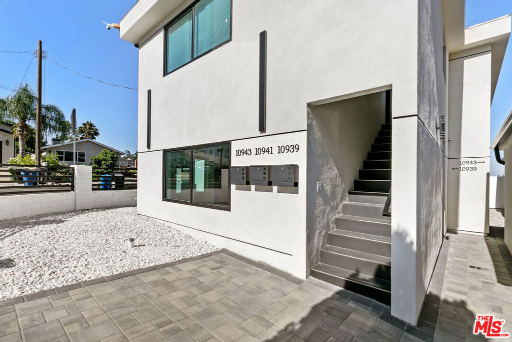 Be the first to live in this brand-new 3-bedroom, 2-bathroom ADU (2nd floor unit) located in a peaceful residential neighborhood of Tujunga. This beautifully constructed unit features recessed lighting, laminate flooring, quartz countertops, and sleek stainless steel appliances throughout. With a stackable laundry hookup, modern design, and high-quality finishes, this home offers both style and convenience. Enjoy stunning mountain views in a quiet setting, while benefiting from solar power, keeping your electric bill to a minimum. Tenant only pays electricity. A rare opportunity to enjoy new construction in a serene, scenic location!